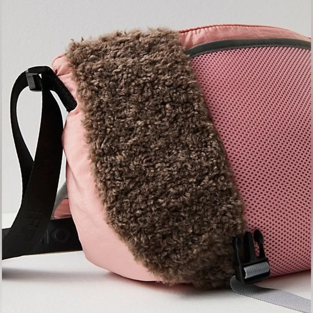 FREE PEOPLE Pink/Grey Playoff‎ Sherpa Messenger Bag | NEW/NWT!!🩷🩷